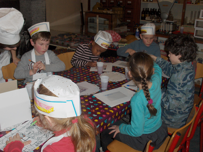 878136 Afbeelding van enkele kinderen die bezig zijn met maken van allerlei opdrachten tijdens een kinderactiviteit op ...